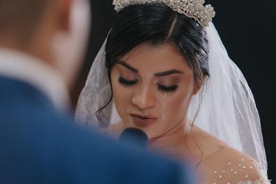 Noiva emocionada durante a cerimônia