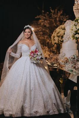 Noiva em vestido de gala com véu e buquê