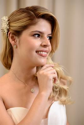 Close de noiva sorrindo, com maquiagem em tons neutros